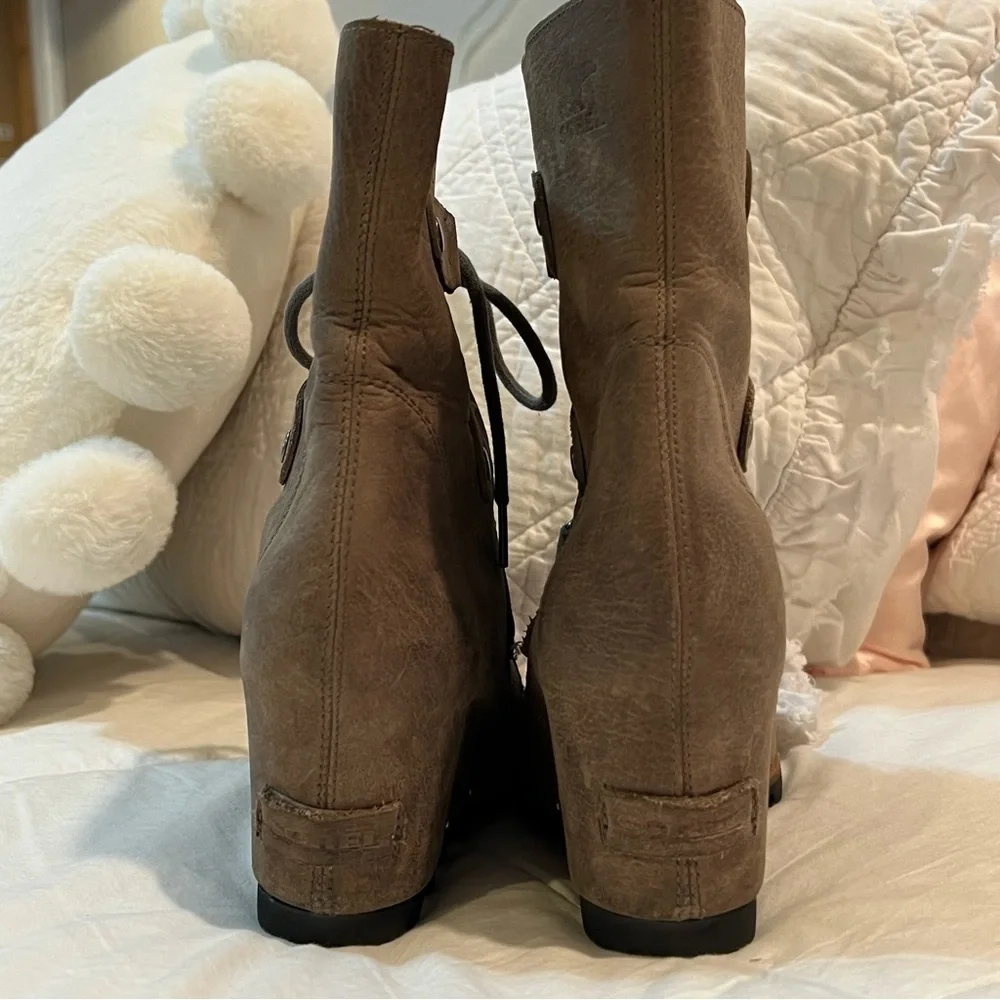 SOREL Joan of Arctic  distressed leather wedge booties size 8 - Picture 7 of 11